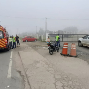 Motociclista fica ferido após colisão com Hilux na BR-116, em Mafra