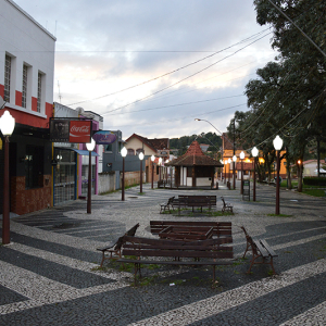Cenas raras em um sábado no centro de Rio Negro