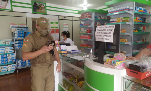 Polícia Militar fiscaliza estabelecimentos comerciais na região