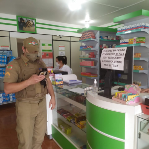 Polícia Militar fiscaliza estabelecimentos comerciais na região