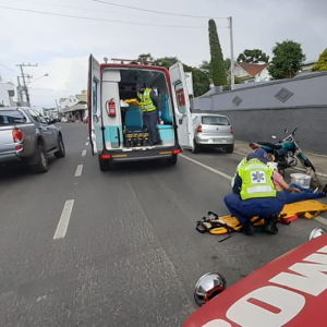 Motociclista fica ferida ao colidir contra cachorro em Mafra