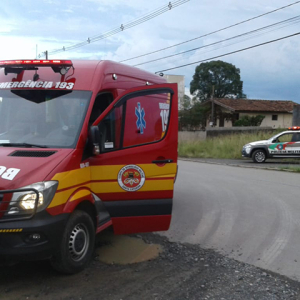Colisão entre moto e bicicleta deixa dois jovens feridos em Mafra