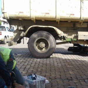 Motociclista fica ferido após colisão com caminhão da prefeitura de Mafra