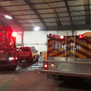 Madeireira é atingida por incêndio na BR-116, em Mafra