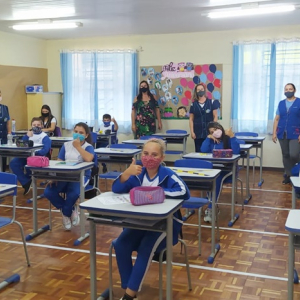 Com rodízio de alunos, Rio Negro retoma aulas presenciais