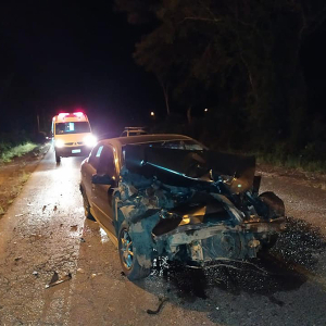 Carro bate em trator na SC-114, em Itaiópolis
