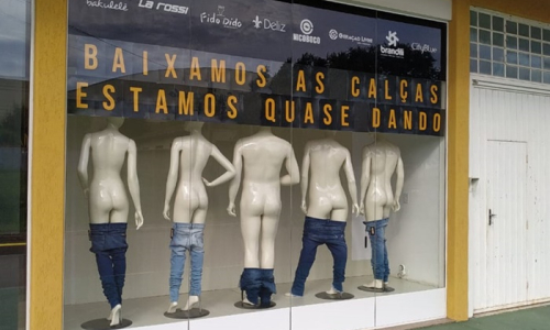 Loja promove campanha ousada para divulgar promoção de calças jeans