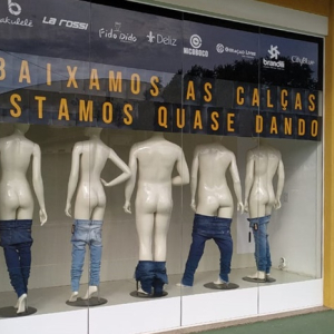 Loja promove campanha ousada para divulgar promoção de calças jeans