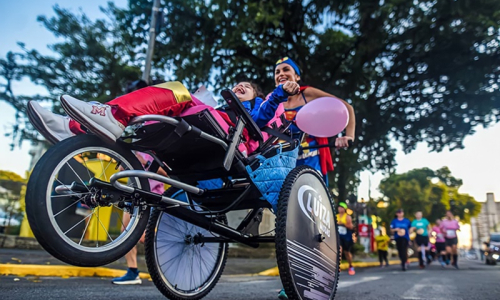 Mãe e filha superam obstáculos e se tornam atletas de triatlo