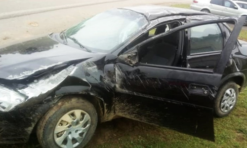 Motorista colide contra barranco e capota veículo em Itaiópolis