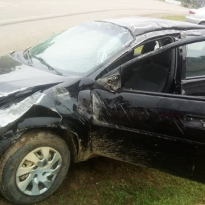 Motorista colide contra barranco e capota veículo em Itaiópolis