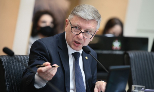Somente a vacinação em massa pode reverter o caos, diz deputado Milton Hobus