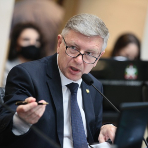 Somente a vacinação em massa pode reverter o caos, diz deputado Milton Hobus