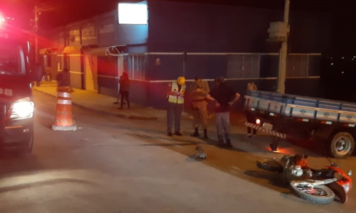 Homem fica gravemente ferido após colisão entre moto e caminhão em Mafra