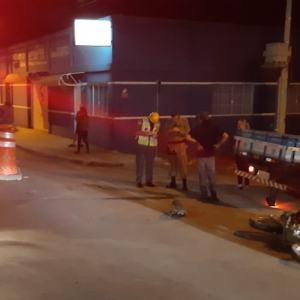Homem fica gravemente ferido após colisão entre moto e caminhão em Mafra
