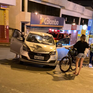 Ciclista na contramão bate em carro e sofre ferimentos graves em Mafra