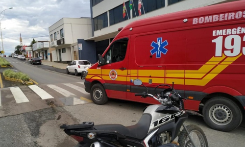 Motociclista fica ferido após colisão com carro em Mafra