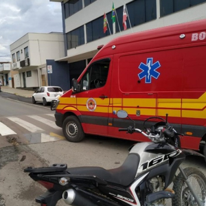 Motociclista fica ferido após colisão com carro em Mafra
