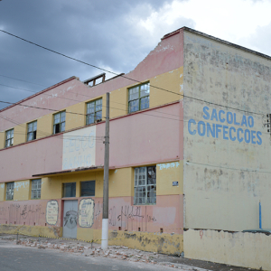 Telhado de galpão desaba no centro de Rio Negro