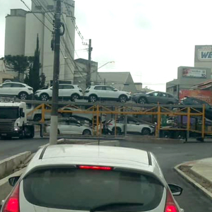 Vídeo mostra dificuldades de caminhão ao manobrar na avenida Nereu Ramos
