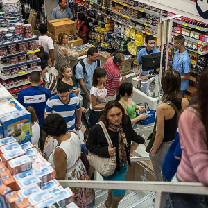 Brasileiros viajam mais de 70 km para comprar roupas e eletrônicos