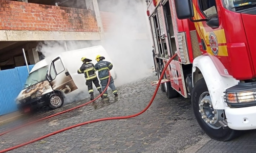 Veículo pega fogo no Centro de Mafra