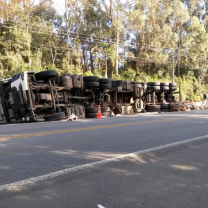 Caminhão tomba e homem fica ferido na BR-280, em Mafra