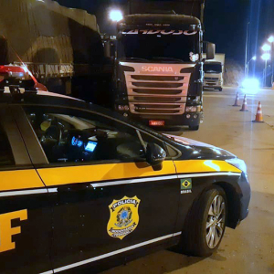 Carreta adulterada é apreendida na BR-116, em Mafra