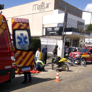 Motos colidem no centro de Mafra e homem fica ferido