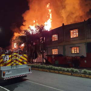 Incêndio destrói antiga cooperativa dos ferroviários, em Mafra