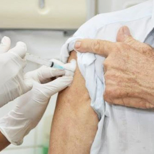 Mesmo vacinados, idosos devem manter uso da máscara e distanciamento