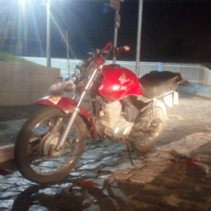 Jovem fica ferido em colisão entre motocicletas no centro de Itaiópolis