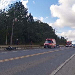 Motociclista fica ferido em acidente na BR-280, em Mafra