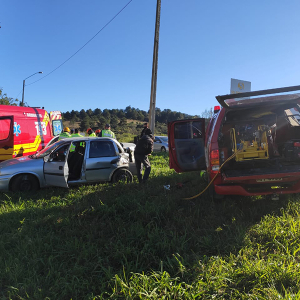 Mulher fica ferida em colisão entre carro e caminhão na BR-116, em Mafra