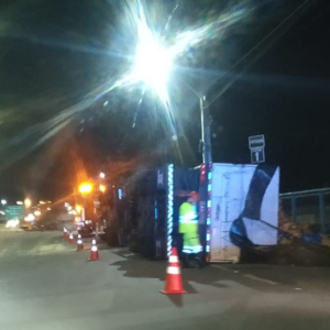 Carreta carregada de ração tomba na BR-116, em Mafra