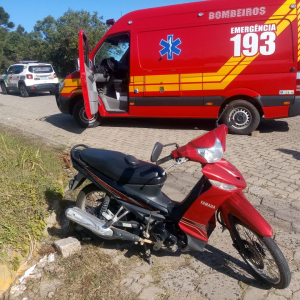 Mulher fica gravemente ferida em colisão entre moto e ônibus em Mafra