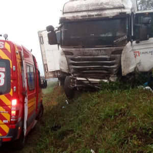 Homem fica ferido após carreta sair da pista na BR-280, em Mafra