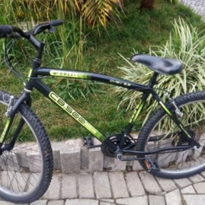 Carro colide com ciclista e foge sem prestar socorro em Mafra