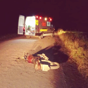 Jovem fica gravemente ferido após colidir moto contra cavalo em Itaiópolis