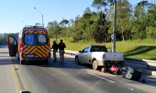 Colisão traseira deixa motociclista ferido na BR-116, em Mafra