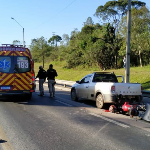 Colisão traseira deixa motociclista ferido na BR-116, em Mafra