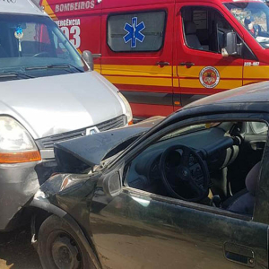 Crianças ficam feridas após colisão frontal entre carro e van escolar em Mafra