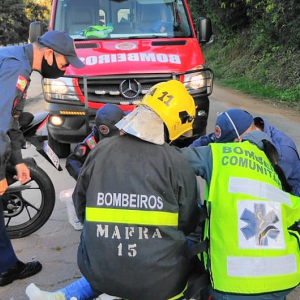 Motociclista fica ferida após colisão traseira na BR-280, em Mafra