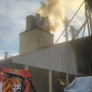 Incêndio atinge silo de secagem de soja na BR-116, em Mafra