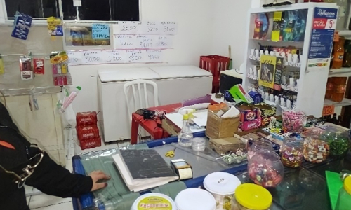 Conveniência é assaltada por homem armado com faca no Jardim América