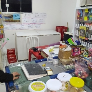 Conveniência é assaltada por homem armado com faca no Jardim América