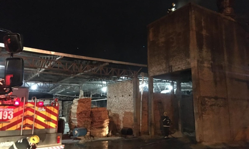 Incêndio atinge silo de serragem em madeireira no Km 9