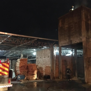 Incêndio atinge silo de serragem em madeireira no Km 9