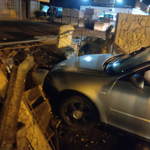 Audi de Mafra sai da pista e invade pátio de loja em São Bento do Sul