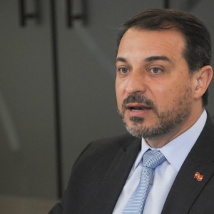 Moisés anuncia conclusão de projeto para pagar mínimo de R$ 5 mil a professores